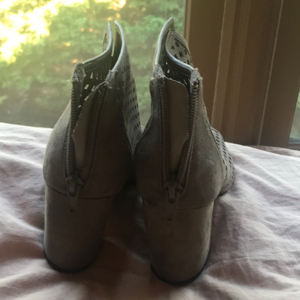 Tan heels - Picture 4 of 4